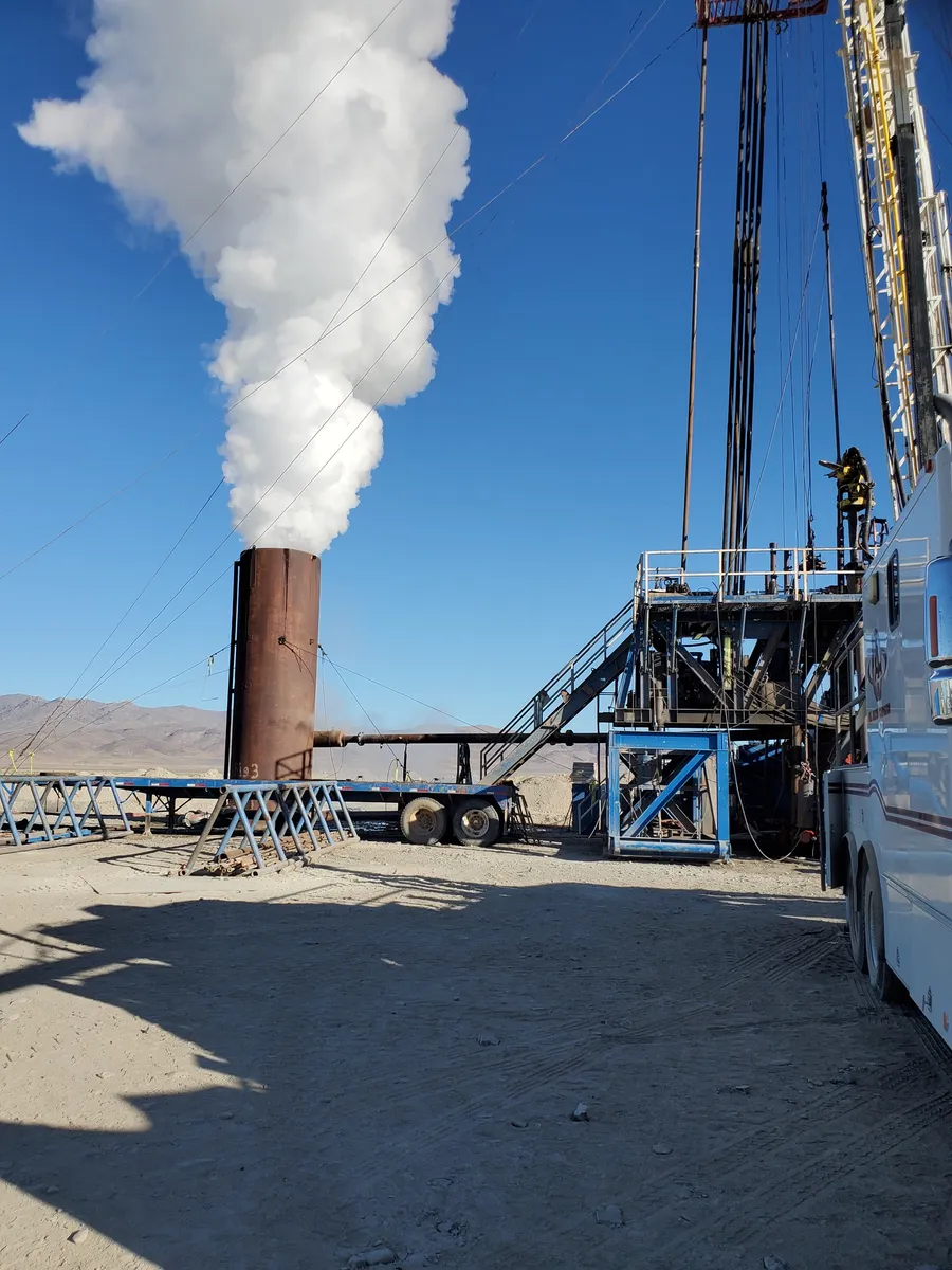 Rig floor alongside a flowing well