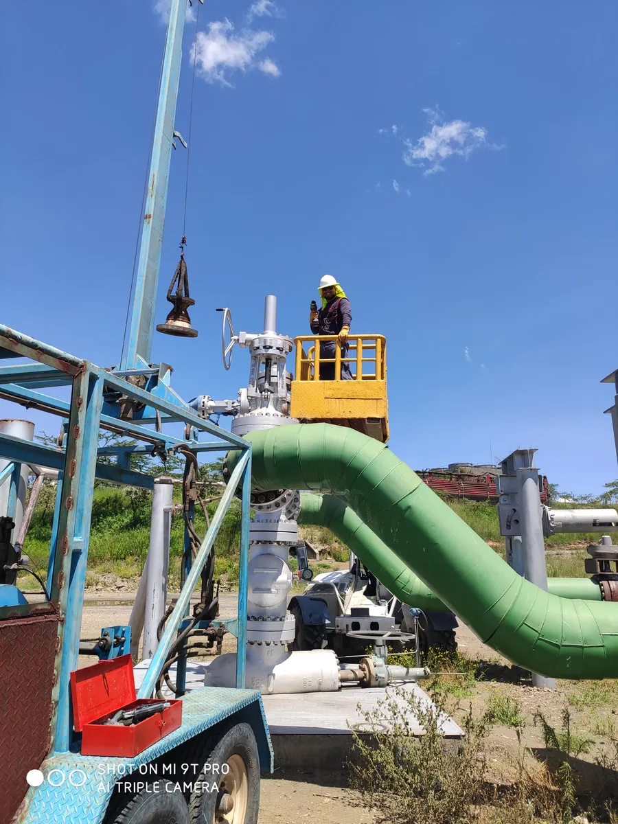 Wellhead valve work, lift access